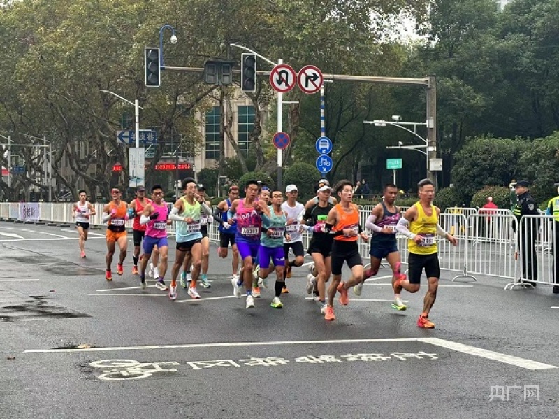 南京马拉松:3 万名跑友领略历史底蕴,畅享水韵风光